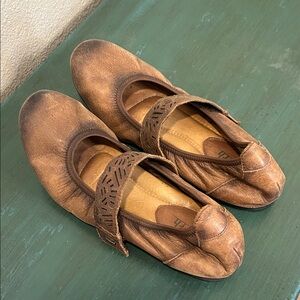 Earth Women's Tan Leather Flats